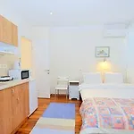Finch Hotel *